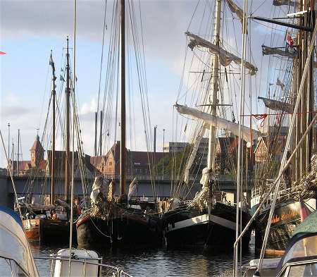 Mehrere alte Segelschiffe