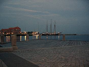 Nyborgs Hafen bei Nacht