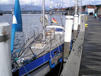 Die Segelyacht Fortissimo lngsseits am Stadthafen in Soenderborg